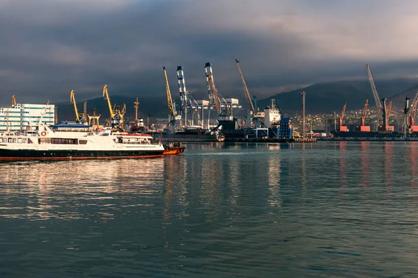Nublada Mañana Brumosa Puerto Comercial Novorossiysk — Foto de Stock