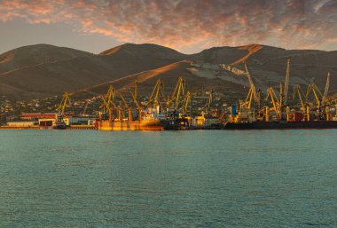 Akşamdan önce Novorossiysk Ticaret Limanı 'nın liman tesislerinin ve mekanizmalarının görüntüsü