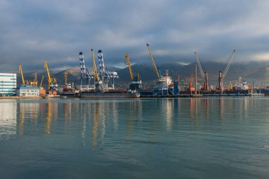 Ticari bir deniz limanının liman tesisleri ve mekanizmaları