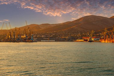 Tsemesskaya Körfezi 'nden liman manzarası ve Novorossiysk şehri