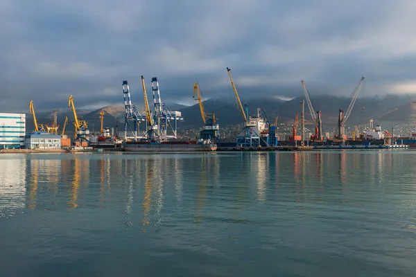 Ticari bir deniz limanının liman tesisleri ve mekanizmaları