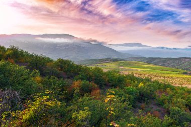 Güzel gökyüzü manzaralı bir akşam şafağı.