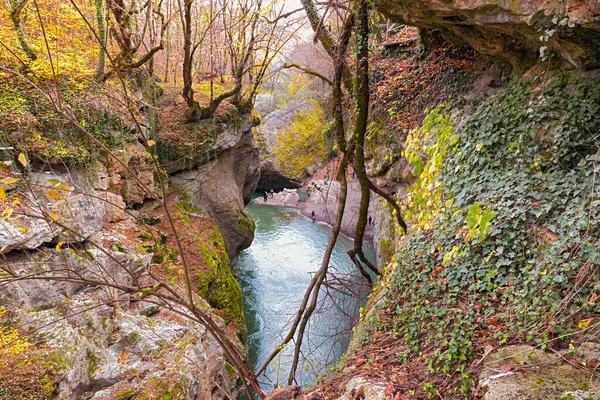 Hızlı dağ Belaya Nehri, Rusya 'nın Adygea Cumhuriyeti' ndeki derin bir taş vadisinden akar. Yılın zamanı sonbahardır. Burada her zaman bir sürü turist olur.