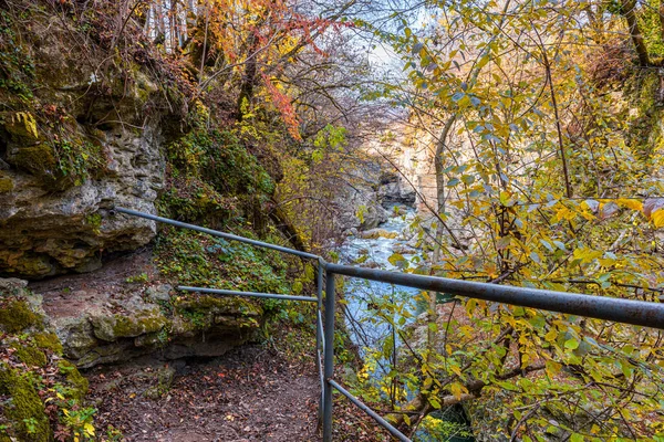 Rychlá Horská Řeka Belaya Protéká Hlubokou Kamennou Soutěskou Rusku Adygeské — Stock fotografie