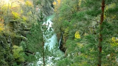 Kuzey Kafkasya 'daki Adygea Cumhuriyeti' nde, Belaya Nehri dar bir vadinin dibinde akar, vadinin yamacından gelen bir şelale, mevsim sonbahardır.