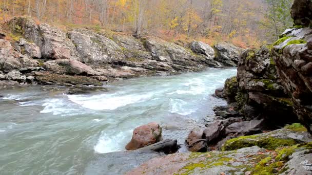 Herbst Grund Der Schlucht Zwischen Granitfelsen Und Felsigen Ufern Fließt — Stockvideo