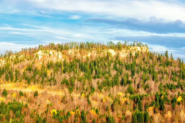 Montanha Com Paredes Verticais Coberta Com Uma Floresta Mista Contínua — Fotografia de Stock