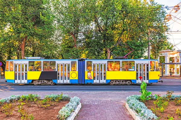 Karadeniz kıyısındaki tatil köyü Yevpatoria, Revolutsionnaya Caddesi.