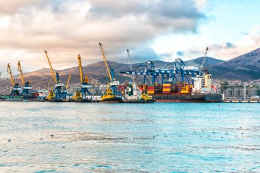 Aralık akşamı, Novorossiysk limanının ticari manzarası.