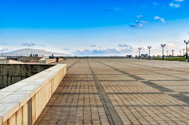 Novorossiysk 'teki Amiral Serebryakov Embankment. Vatandaşlar, turistler ve halka açık etkinliklerin yürüyüş ve dinlenme yerlerinden biri.
