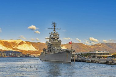 Novorossiysk şehrinin limanı ve deniz istasyonu rıhtımda bir müze kruvazörü var.