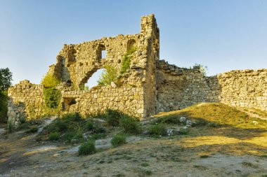 Tahkimatın kalıntıları ve Kırım 'daki dağlarda bir kale duvarı, Mangup Kale