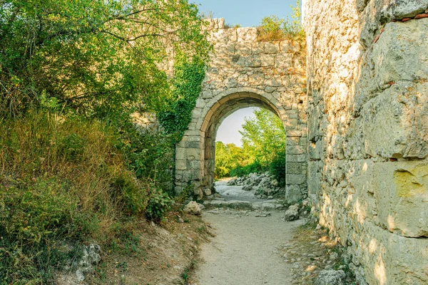 Ruinas Fortaleza Medieval Mangup Kale Península Crimea Arco Los Restos — Foto de Stock