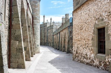 Ukrayna, Kırım 'daki Vorontsov Sarayı' nda Shuvalov Geçidi. Vorontsov Sarayı Kırım 'ın en önemli turistik yerlerinden biridir. Kırım 'ın tarihi mimarisi