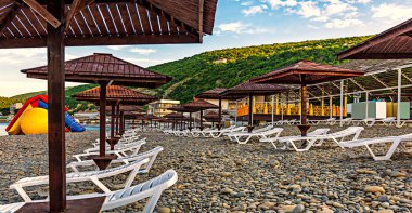 Sabahın erken saatlerinde salgın sırasında kayalık bir sahil kıyısında bir tatil köyünde.