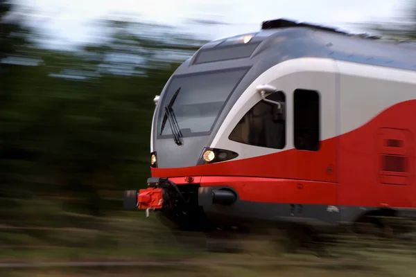 Schwenkbild eines modernen Hochgeschwindigkeitszuges — Stockfoto