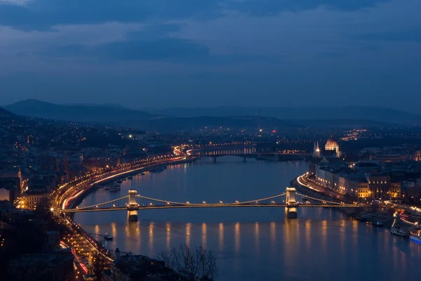 Chain Bridge in floodlight in Budapest, Hungary. — Stock Photo, Image