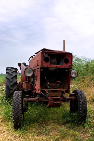 Starý rezavý traktor — Stock fotografie