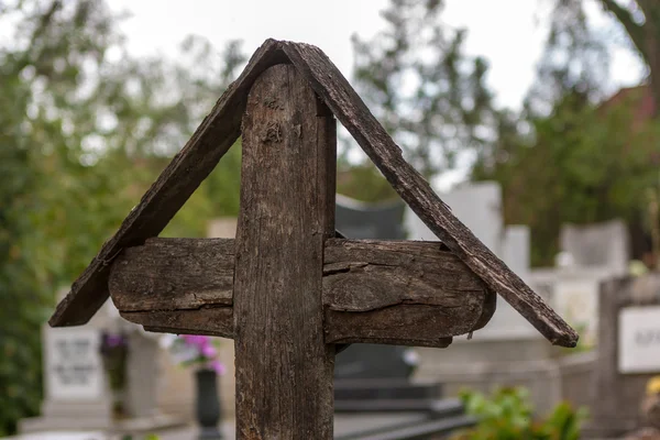 Vieja cruz de madera — Foto de Stock