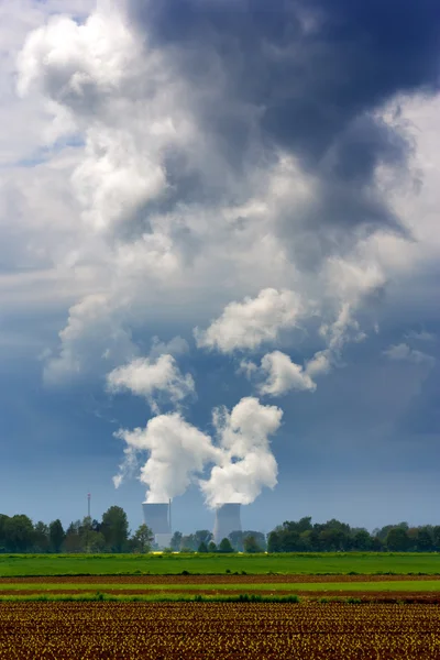 Central nuclear, torres de refrigeración — Foto de Stock