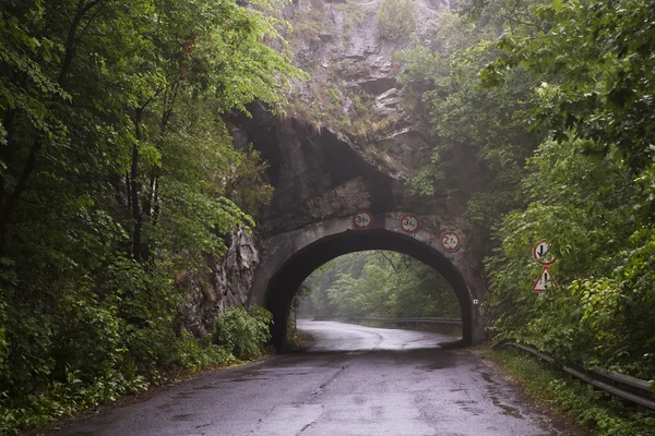 Tunnel dans la montagne près de Lillafured, Miskolc, Hongrie — Photo