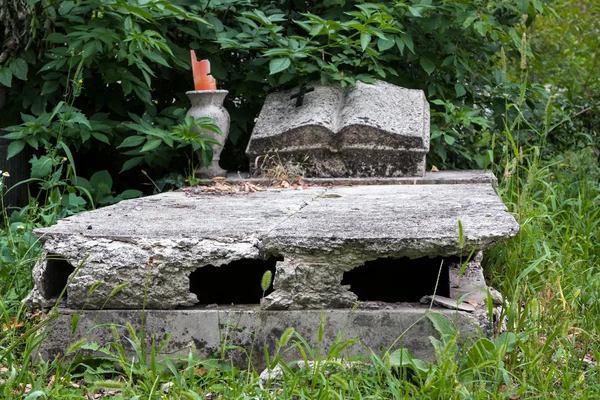 Oude verwoeste graf — Stockfoto