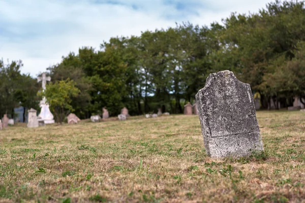 Pietra tombale alterata in un vecchio cimitero — Foto Stock