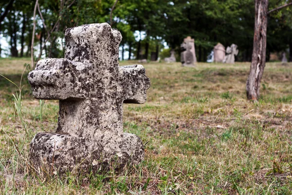 Pierre tombale altérée dans un vieux cimetière — Photo