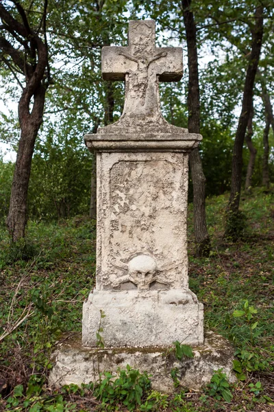 Lápida envejecida en un antiguo cementerio —  Fotos de Stock