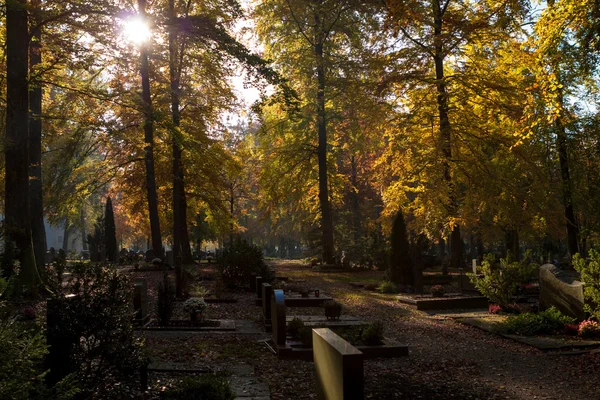 Höstens kyrkogård — Stockfoto