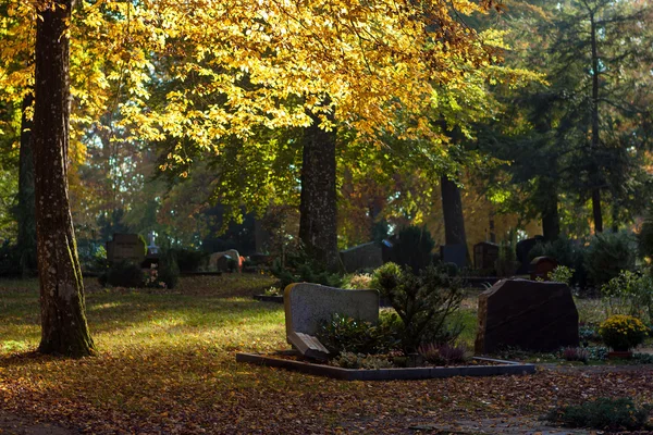 Höstens kyrkogård — Stockfoto