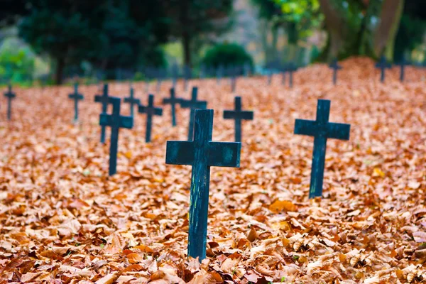 Herfst begraafplaats kruisen — Stockfoto