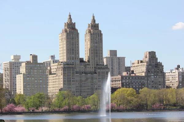 Jacqueline Onassis Fonte com arquitetura da cidade de Nova York vista do Central Park — Fotografia de Stock