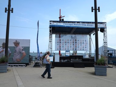 Turistler ve Boaters 2013 boylu soylu Yelkenliler, Chicago'nun Navy Pier keyfini çıkarın