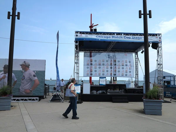 Tourists and Boaters enjoy 2013 Tall Ships at Chicago's Navy Pier — Stock Photo, Image