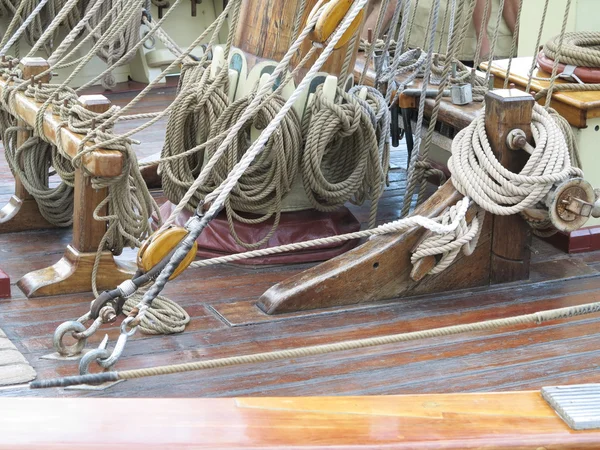 Various ropes and winches found on restored or replica tall ship — Stock Photo, Image