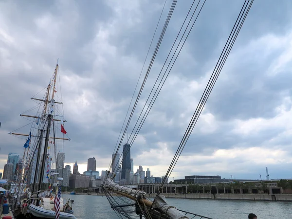 Los turistas de barcos altos disfrutan de las festividades en el muelle de la Marina en Chicago con el tiempo frente a moverse en — Foto de Stock