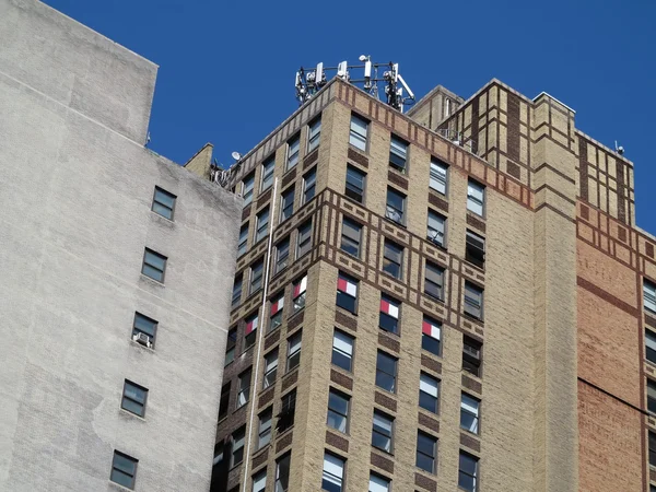 Várias cores de tijolo exteriores de edifícios ao longo 36th Street, em Nova York — Fotografia de Stock