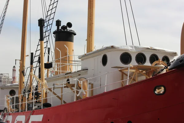 Ambrose Lightship restaurado en el puerto de South Street en la ciudad de Nueva York — Foto de Stock