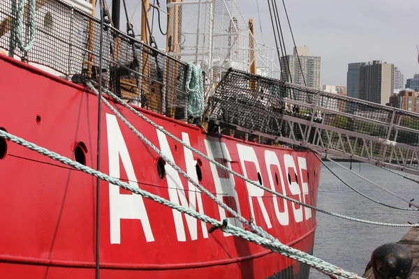 Ambrose lightship przywrócone w south street seaport w Nowym Jorku — Zdjęcie stockowe