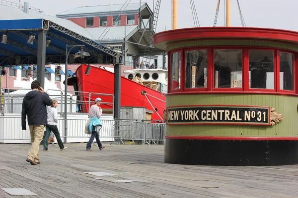 Una turista mira la estación de billetes restaurada del Ferrocarril Central de Nueva York en South Street Seaport — Foto de Stock