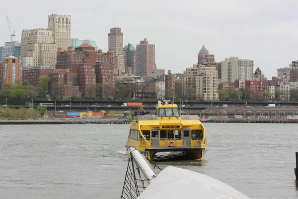 O táxi aquático de Nova Iorque do cais de Wall Street leva as pessoas para Brooklyn — Fotografia de Stock