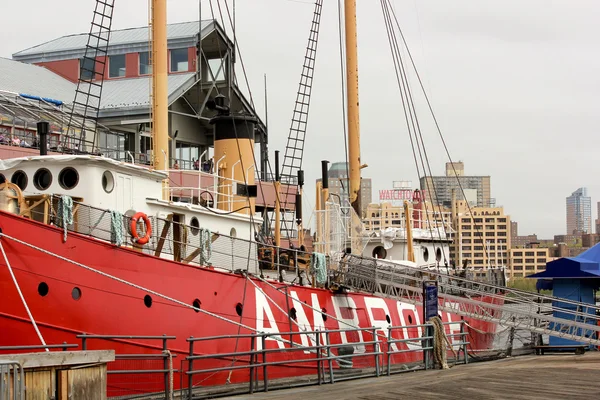 Ambrose lightship återställas på south street seaport i new york city刘汉铨灯塔船在纽约城南街海港还原 — 图库照片
