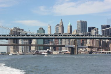 brooklyn ve manhattan köprü mavi gökyüzü ile birlikte New york skyline