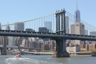 Manhattan Köprüsü ile new york manzarası ve tekneler