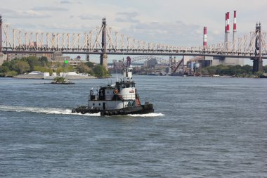 Queensboro bridge bulut oluşumu ve römorkör tekne ile