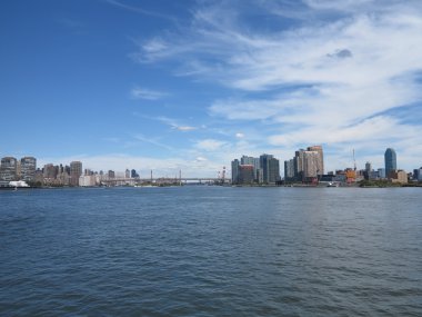 New york şehrinin mimarisi skyline görünümü güzel mavi gökyüzü ile