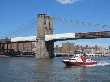 Brooklyn Köprüsü ve new york city itfaiye tekne