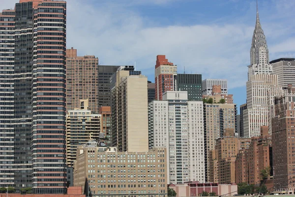 Arquitectura de la ciudad de Nueva York con hermoso cielo azul —  Fotos de Stock