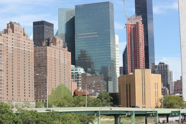 Architectuur van New york stad met mooie blauwe hemel — Stockfoto